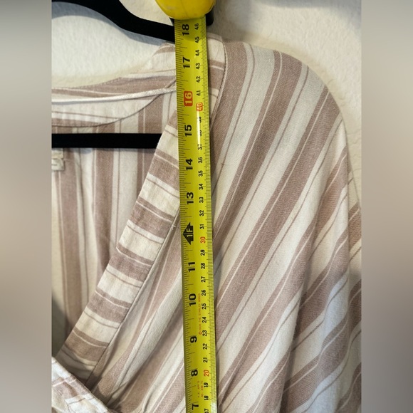 Urban Outfitters Med Cropped Linen Blend V-Neck - Picture 6 of 7